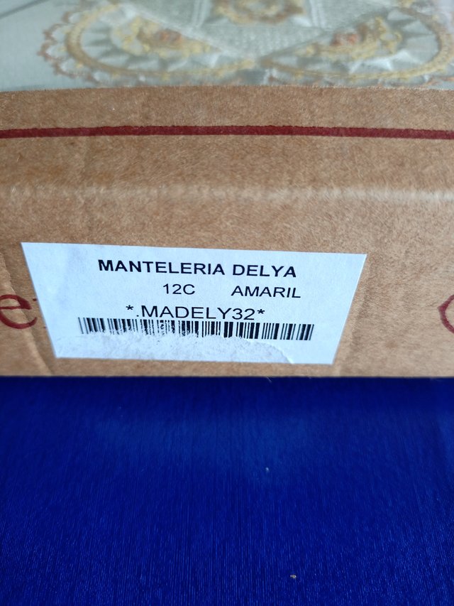Tovagliato ricamato beige e bianco