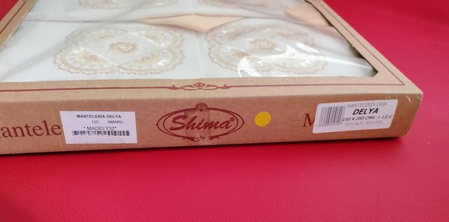 Tovagliato ricamato beige e bianco