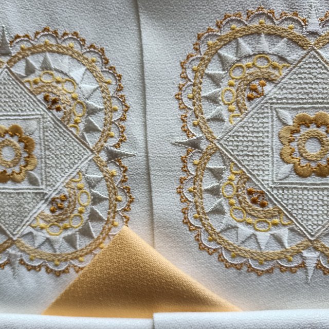 Tovagliato ricamato beige e bianco
