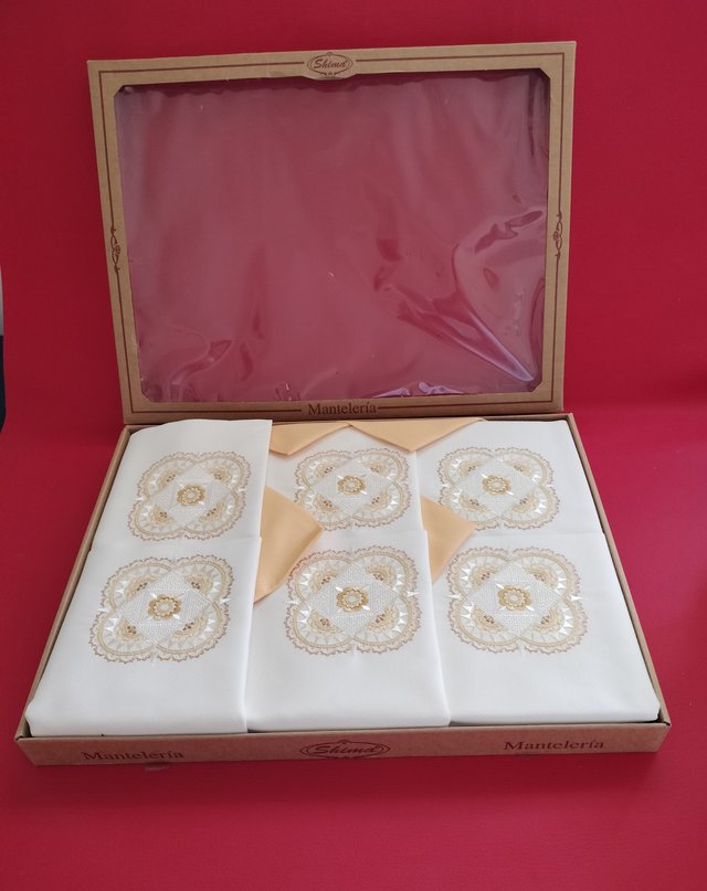 Tovagliato ricamato beige e bianco