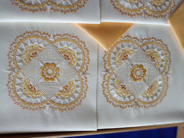 Tovagliato ricamato beige e bianco