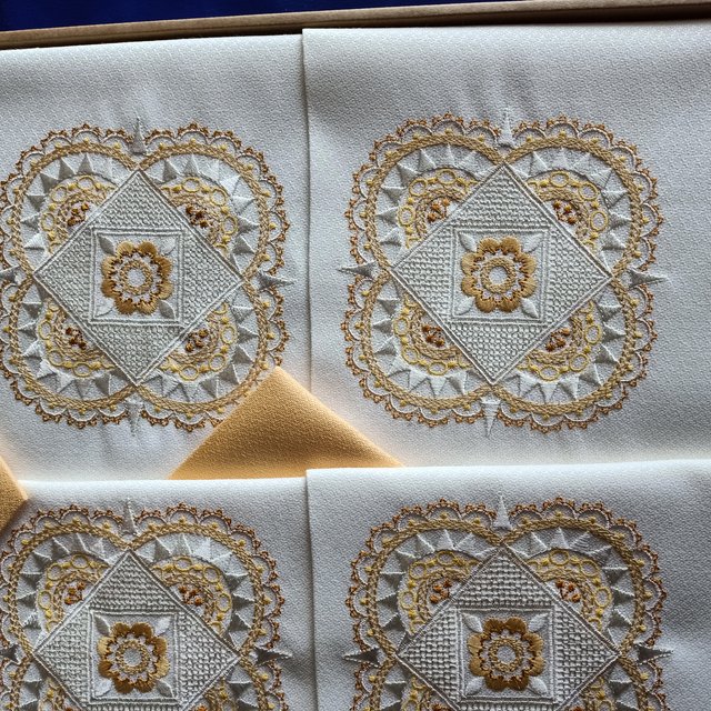 Tovagliato ricamato beige e bianco