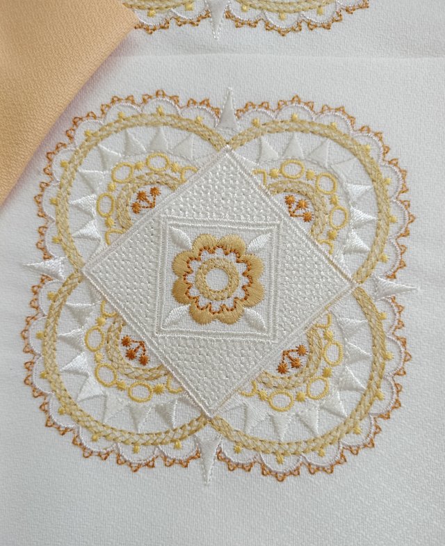 Tovagliato ricamato beige e bianco