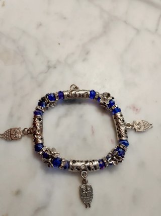 Pulsera elástica multicolor con amuletos