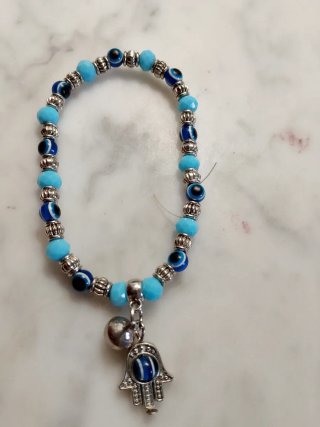 Pulsera elástica multicolor con amuletos