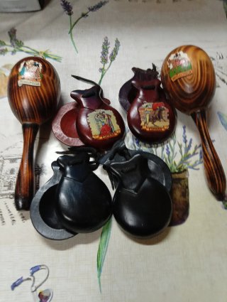 Maracas e nacchere in legno souvenir
