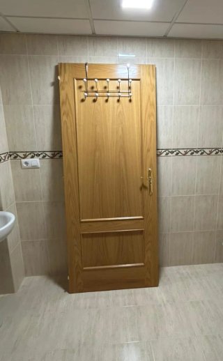 Puertas de roble: 2 cristaleras, 1 doble, 6 maciza