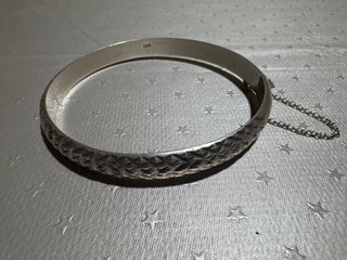 Pulsera rígida plateada con cadena media caña