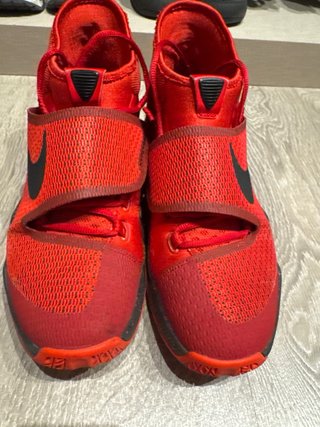 Zapatillas Nike rojas y negras
