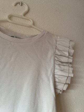 Top blanco con volantes