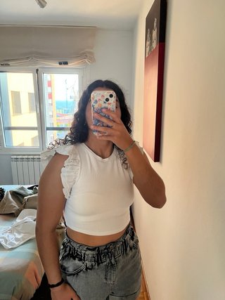 Top blanco con volantes