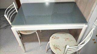 Mesa Cocina Cristal y Sillas Metálicas
