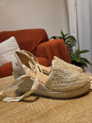 Cuñas doradas y beige sin usar