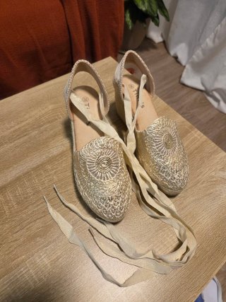 Cuñas doradas y beige sin usar