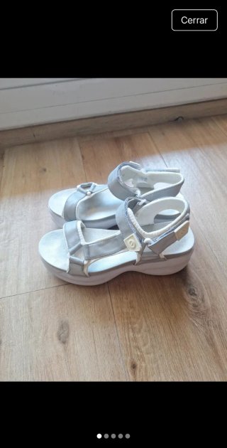 Sandalias grises y blancas
