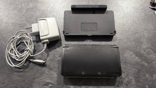 Nintendo 3DS Negra con Base de Carga + 2 juegos