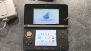 Nintendo 3DS Negra con Base de Carga + 2 juegos