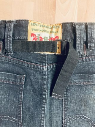 Falda Levi's vaquera negra efecto desgastado