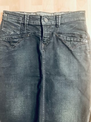 Falda Levi's vaquera negra efecto desgastado