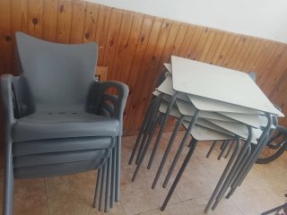 Mesa y 4 sillas apilables