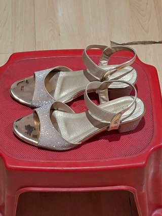 Sandalias doradas tacón brillantes