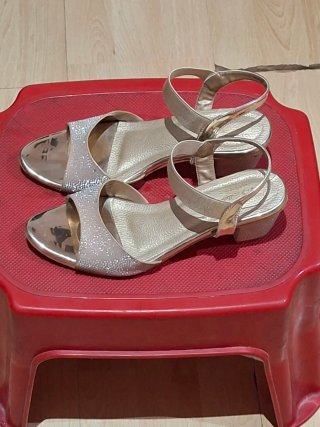Sandalias doradas tacón brillantes