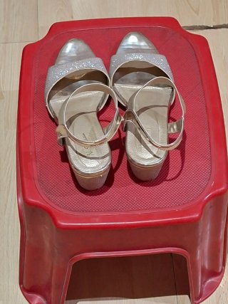 Sandalias doradas tacón brillantes