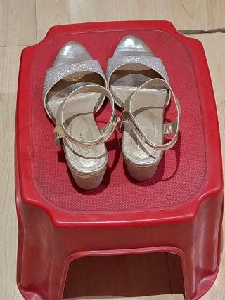 Sandalias doradas tacón brillantes