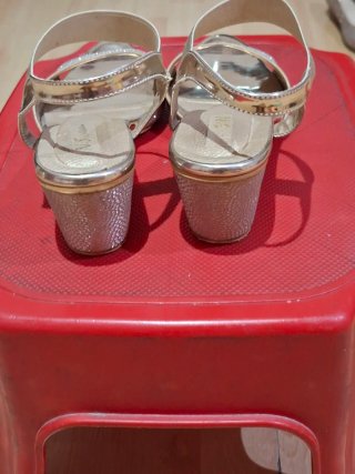 Sandalias doradas tacón brillantes