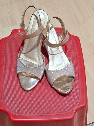 Sandalias doradas tacón brillantes