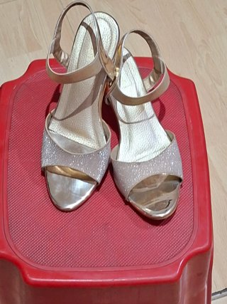 Sandalias doradas tacón brillantes