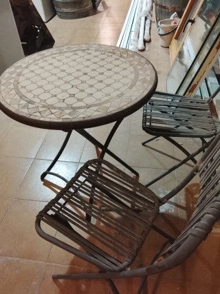 Tavolo da esterno in ferro battuto e pietra