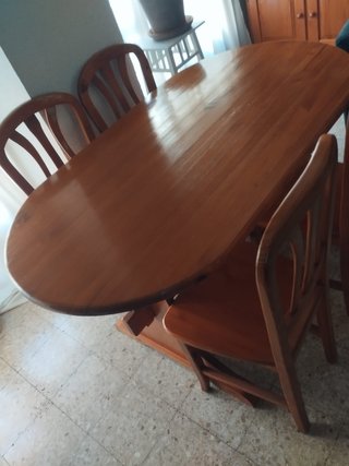 Mesa nogal estilo clásico con 4 sillas