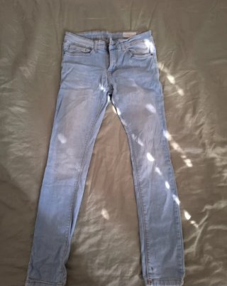 Lote Ropa: Jersey Blanco y 4 Pantalones
