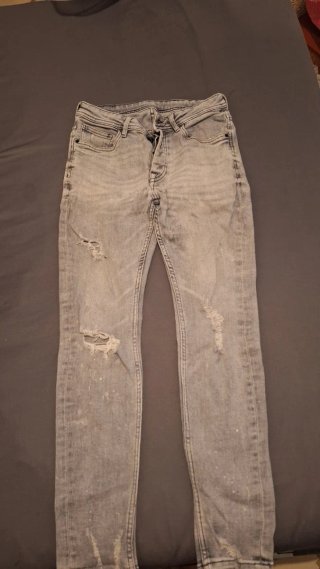 Lote Ropa: Jersey Blanco y 4 Pantalones