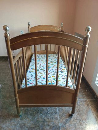 Cuna de bebé de madera maciza