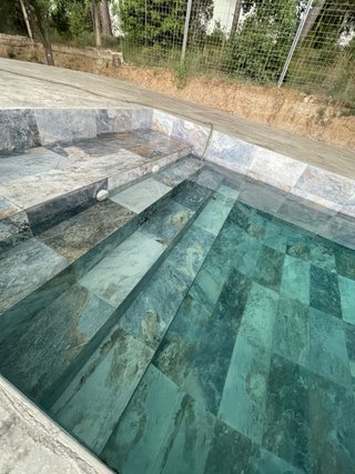 Piscinas de obra cerámica y piedra