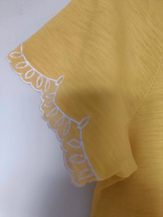 Camiseta Sfera amarilla bordada flores