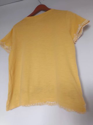 Camiseta Sfera amarilla bordada flores