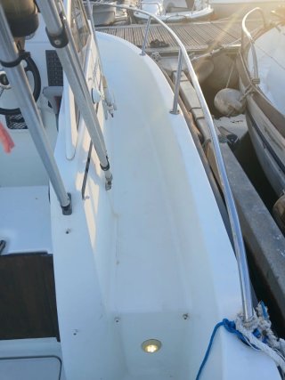 Barco a motor blanco