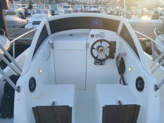Barco a motor blanco