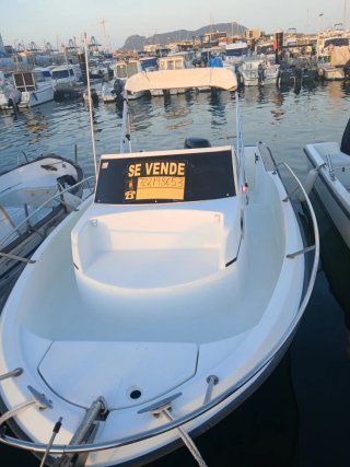 Barco a motor blanco
