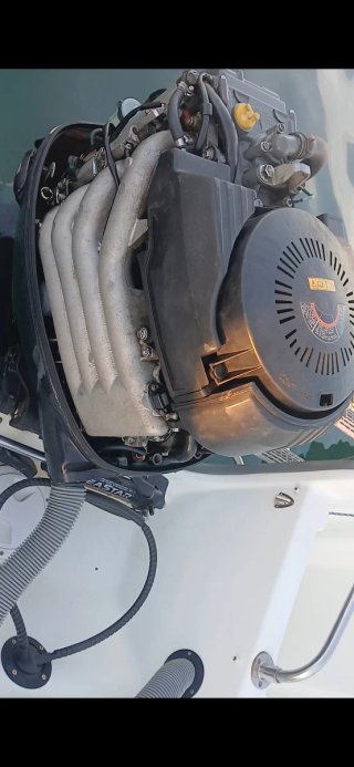 Barco a motor blanco