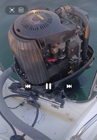 Barco a motor blanco