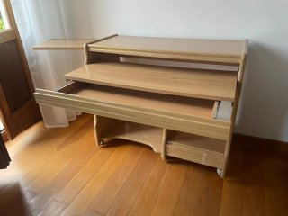 Escritorio de madera con estantes