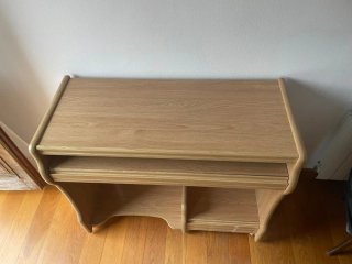 Escritorio de madera con estantes