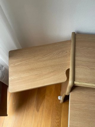 Escritorio de madera con estantes