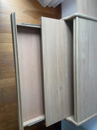 Escritorio de madera con estantes