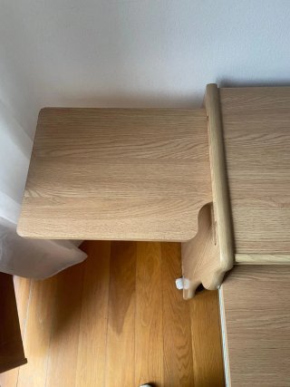 Escritorio de madera con estantes