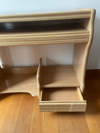 Escritorio de madera con estantes